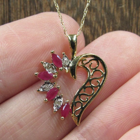 Jewelry - 18" 10K Gold Ruby & Diamond Chip Heart Necklace